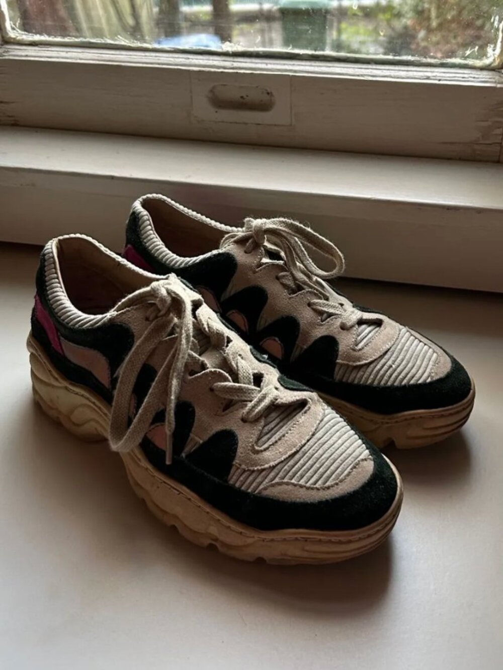 Creamy sneakers, French